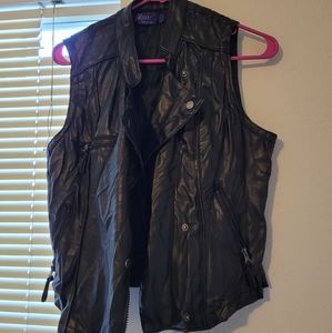 ❄️Faux leather vest sz L